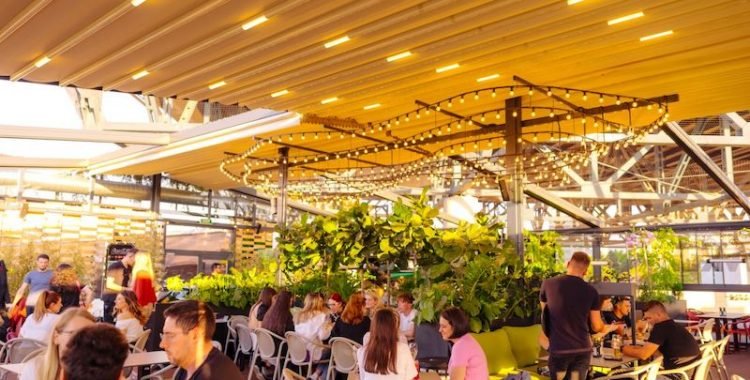 Vibe relaxant de vară şi delicii culinare, în grădina rooftop a restaurantului Marty de la IULIUS MALL Cluj