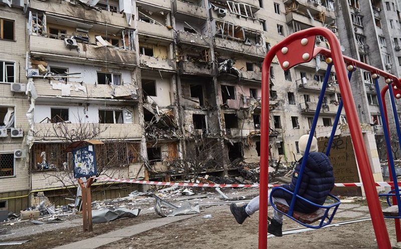 Poveste terifiantă din Ucraina. Cum a reușit o fetiță din Kiev să scape cu viață după ce părinții i-au fost omorâți de ruși