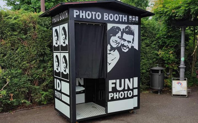 Poze la minut, în "Căsuța Foto" Booth, la intrarea în  Parcul Iulius din Cluj-Napoca
