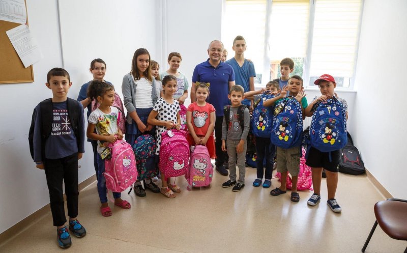 Ghiozdane și rechizite pentru 450 copii proveniți din familii cu condiții sociale
