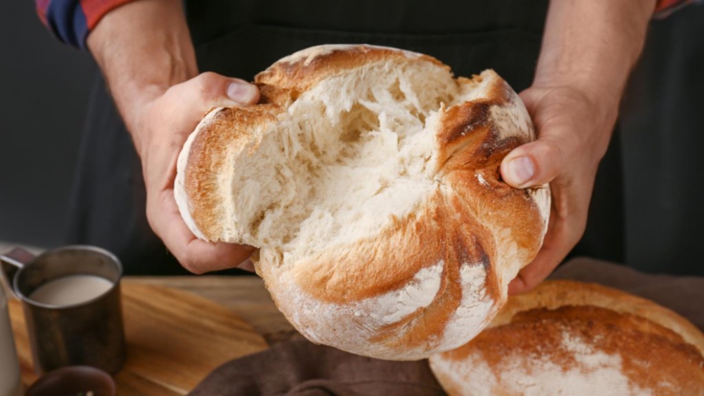 Prețul pâinii crește din nou. De ce vor da românii cu până la 40% mai mult pe pâine