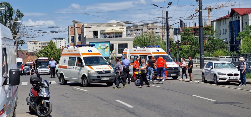 Accident la podul Traian. Două ambulanțe la fața locului/ Un biciclist a fost transportat la spital