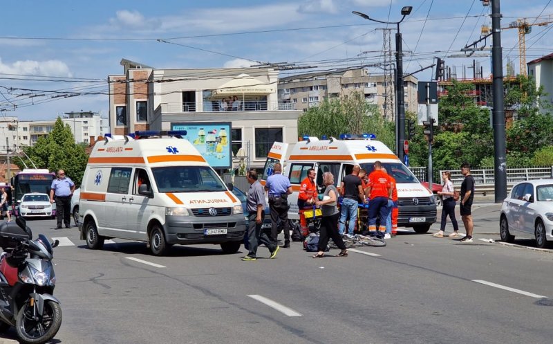 Accident la podul Traian. Două ambulanțe la fața locului/ Un biciclist a fost transportat la spital