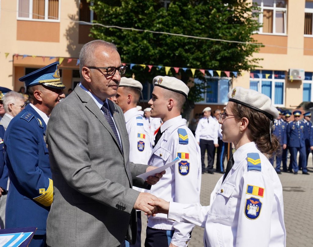 Dîncu, către elevi: Trăim o criză a valorilor. O să vedeţi în multe situaţii că succesul buticarului sau al crâşmarului îl poate eclipsa pe cel al şefului de promoţie din şcoală