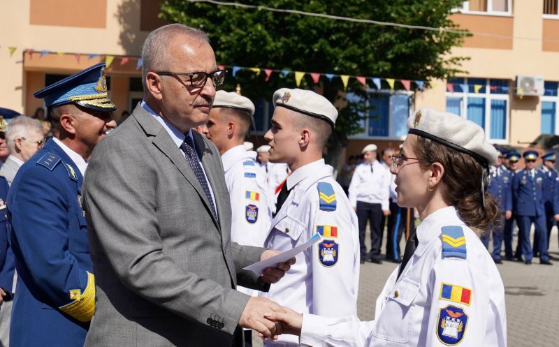 Dîncu, către elevi: Trăim o criză a valorilor. O să vedeţi în multe situaţii că succesul buticarului sau al crâşmarului îl poate eclipsa pe cel al şefului de promoţie din şcoală