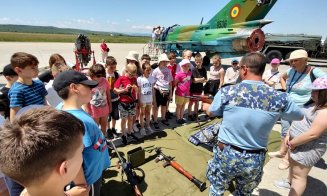 Copii de grădiniță, călare pe rachete la baza militară de la Câmpia Turzii