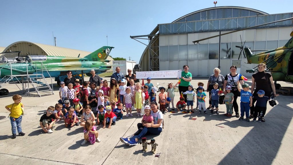 Ziua de Cluj | Copii de grădiniță, călare pe rachete și cu pușca în mână,  la baza aeriană de la Câmpia Turzii