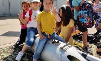 Copii de grădiniță, călare pe rachete și cu pușca în mână, la baza aeriană de la Câmpia Turzii