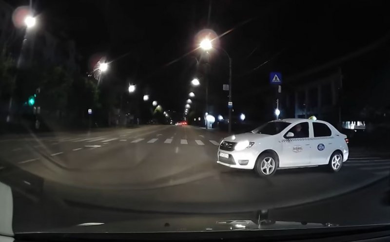 Taximetrist "adormit", în toiul nopții, într-o intersecție din Cluj: "Du-te la somn, tataie"