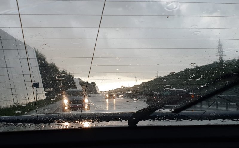 Rupere de nori pe A3, lângă Cluj. Două BMW-uri s-au făcut praf/ Unul a intrat în zid