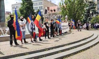 Miting pentru Familie în Cluj. Reacție anti LGBTQ la picioarele statuii lui Avram Iancu