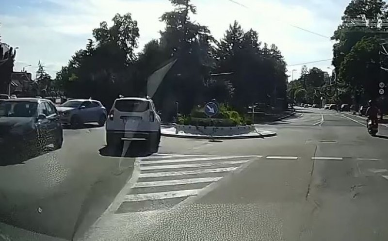 Şoferi prin Cluj. Atunci când sensul giratoriu nu are niciun sens... Jos Permisul! VIDEO