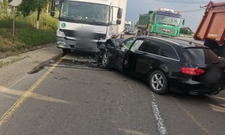 Le place băutura, dar volanul nu-l lasă din mână! Un șofer beat a intrat cu mașina într-un tir