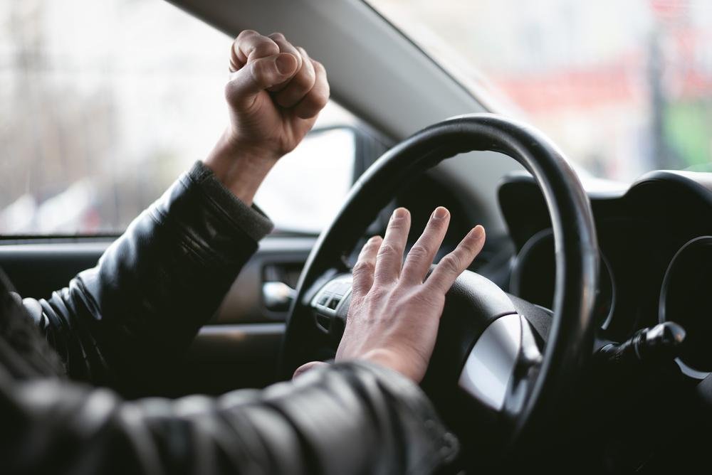 Șicanatori în trafic reținuți 24 de ore pentru lovire și tulburarea liniștii publice