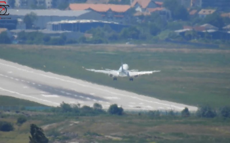 Scamatorii spectaculoase la aterizările de pe Aeroportul Cluj. Talentul piloților vs. vântul puternic de 30km/h