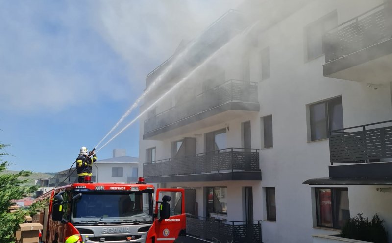 INCENDIU într-un bloc din Florești. 7 autospeciale acționează la fața locului