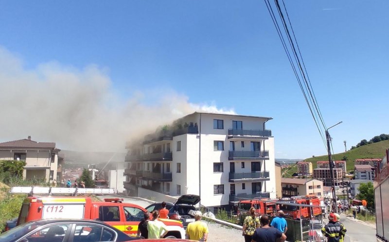 Peste 6 ore a durat stingerea incendiului de la blocul din Florești