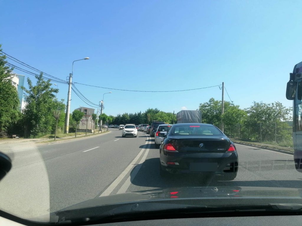 Bară la bară pe Frunzişului şi după inaugurarea sensului giratoriu: "Mă cârcotașilor, tot unde e aglomerație vă place să circulați :)"