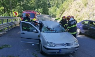 Creanga unui copac, ruptă de vântul puternic, a intrat prin parbrizul unei mașinii și a accidentat grav o femeie