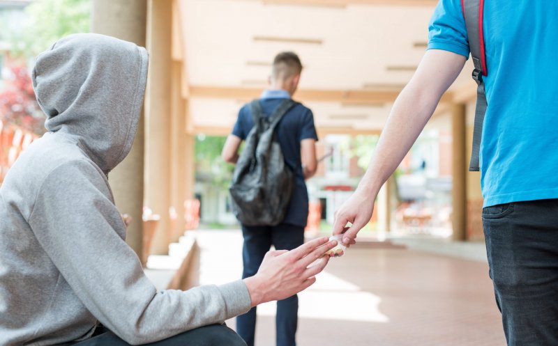 Copiii încep consumul de droguri la 10-12 ani. În România nu există centre de tratament pentru dependenţii minori