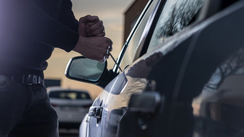 Spărgător de maşini din Cluj, băgat după gratii după ce a golit de bani portmoneul şi cardul furat