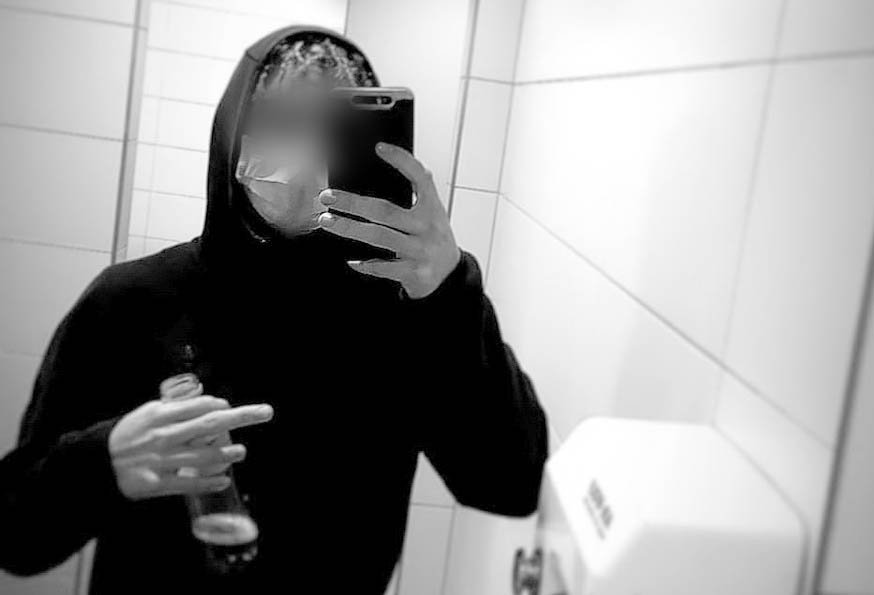 Tentativă de omor la 15 ani. I-a tăiat gâtul unui alt adolescent din cauza unei postări pe reţelele sociale