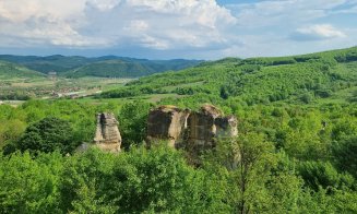 "Comoara ascunsă din natură", la o oră jumătate de Cluj-Napoca. Băi cu ape termale din anii '60 renovate