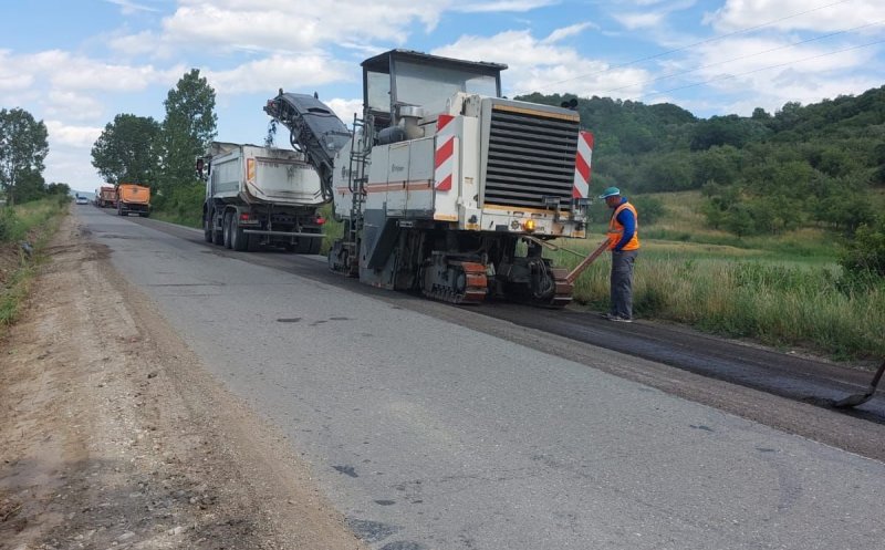 Reparații pe un nou drum județean din Cluj. A fost afectat de traficul greu