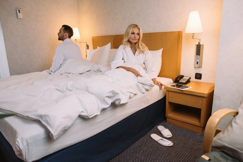 Portretul-robot al turistului român: nu lasă bacșis, ia gelul de duș și nu consumă din minibar