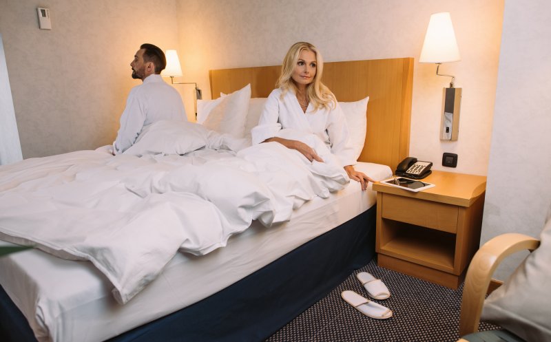 Portretul-robot al turistului român: nu lasă bacșis, ia gelul de duș și nu consumă din minibar