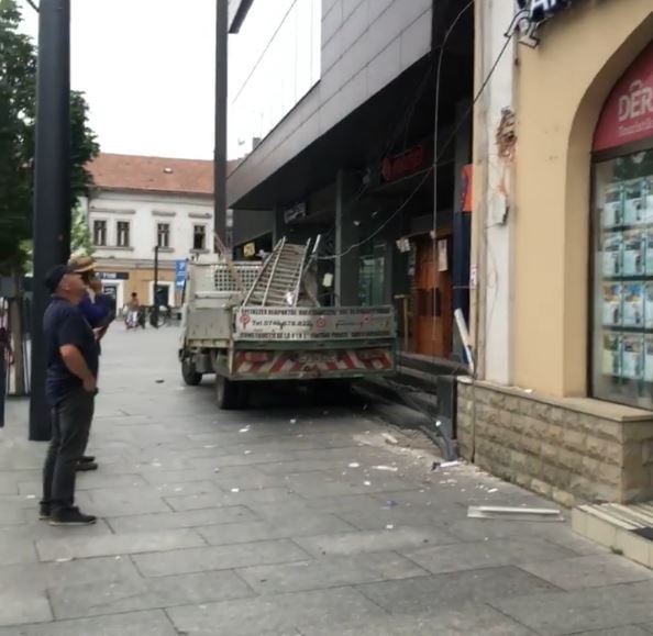 Accident pe Regele Ferdinand. O camionetă a ajuns pe trotuar, până în scările de la Central