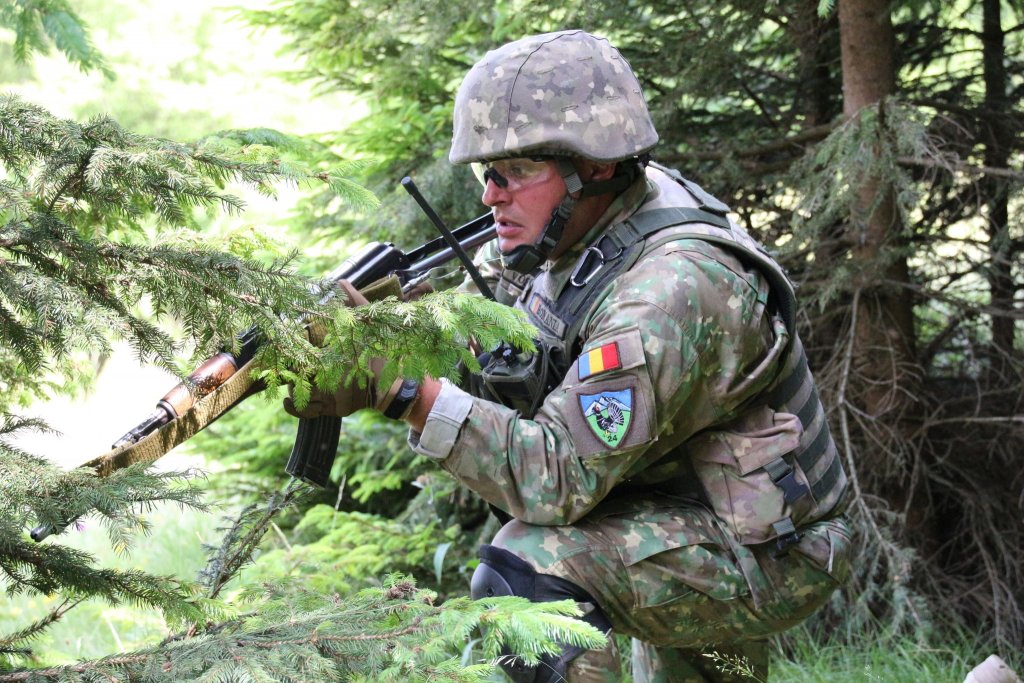 Chiar dacă e război la doi pași de noi, românii se înghesuie să se angajeze în Armată