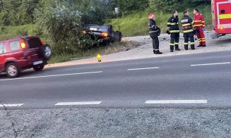 ACCIDENT în Cluj-Napoca: Mașină cu roțile în sus în afara părții carosabile