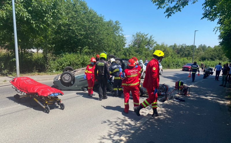 Maşină răsturnată pe strada Făgetului. O femeie a rămas încarcerată/ UPDATE: Trafic reluat