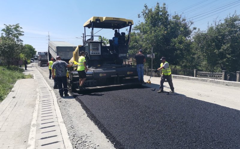 Se asfaltează un nou drum județean din Cluj. Cât mai durează lucrările