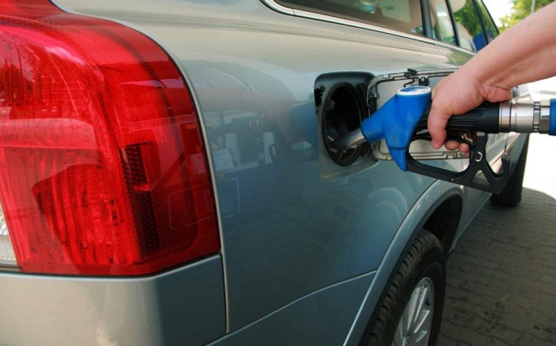 Guvernul a aprobat OUG privind compensarea cu 50 de bani a preţului la carburanţi