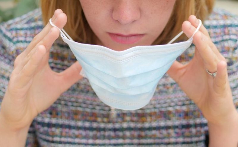 Franța așteaptă vârful noului val COVID la finalul lunii iulie. Revin recomandările privind purtarea măștii sanitare