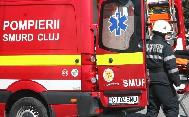 Accident pe un drum din Cluj. O mașină s-a răsturnat