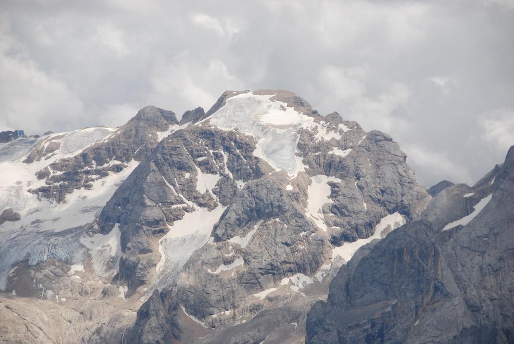 Gheţarul prăbuşit în Italia. Printre cei dispăruţi sunt şi români/Cel puţin 6 morţi şi mai mulţi răniţi