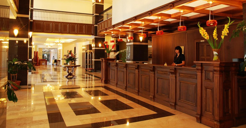 Disperarea hotelurilor din Europa. Se angajează fără experiență sau CV. Karma i-a lovit