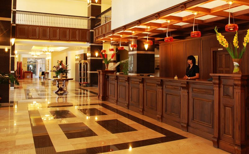 Disperarea hotelurilor din Europa. Se angajează fără experiență sau CV. Karma i-a lovit