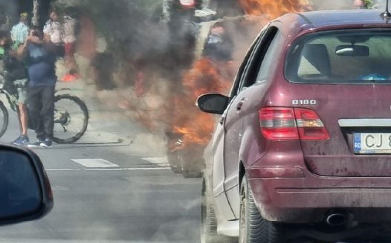 O mașină a luat foc pe Calea Turzii