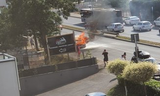 O mașină a luat foc pe Calea Turzii