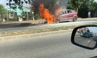 O mașină a luat foc pe Calea Turzii