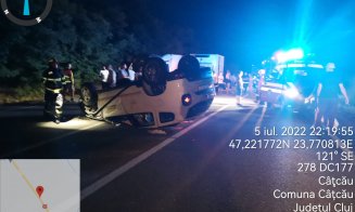 Accident Cluj: Mașină răsturnată după un impact cu un tractor. Un tânăr a ajuns la spital