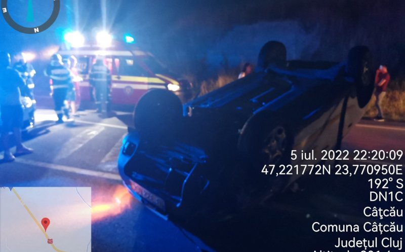 Accident Cluj: Mașină răsturnată după un impact cu un tractor. Un tânăr a ajuns la spital/ Remorca tractorului, nesemnalizată corespunzător