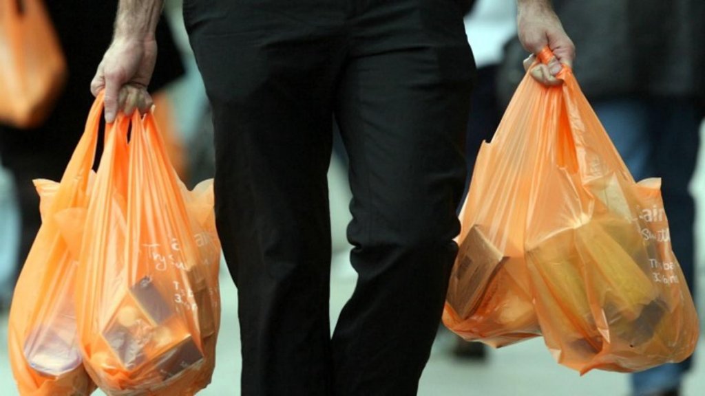 Piaţa din România, plină de pungi de plastic biodegradabil false. "Se transformă în microplastic, care apoi ajunge în organismul oamenilor"
