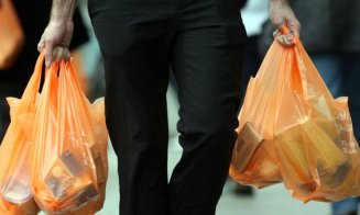 Piaţa din România, plină de pungi de plastic biodegradabil false. "Se transformă în microplastic, care apoi ajunge în organismul oamenilor"