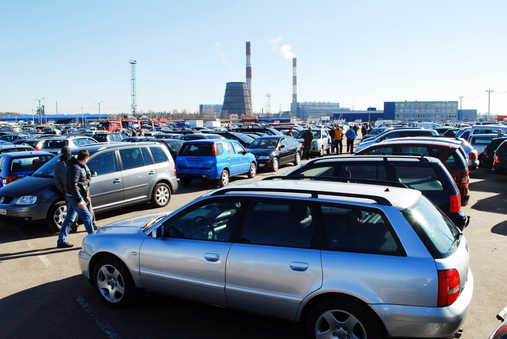 Românii preferă mașinile second hand. Jumătate din ei spun că o mașină nouă e scumpă