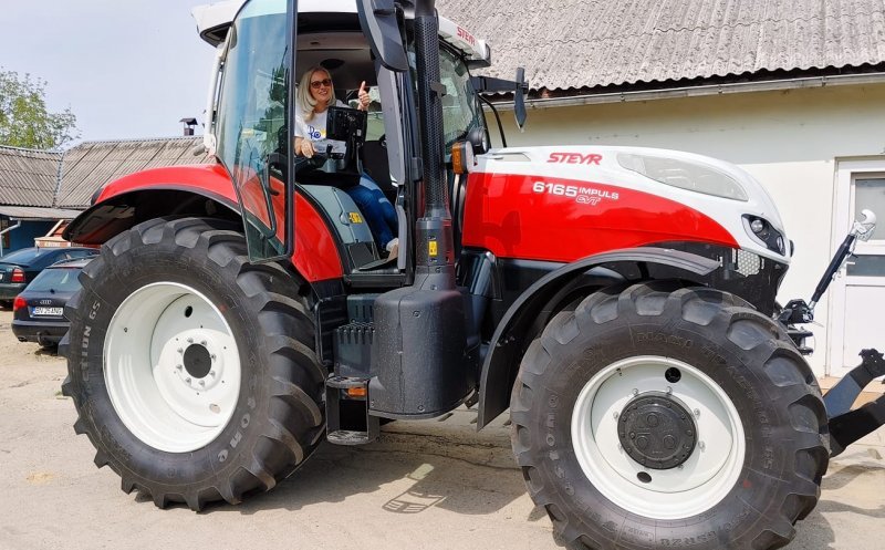 O femeie a parcurs România cu TRACTORUL și a finalizat traseul la Cluj-Napoca